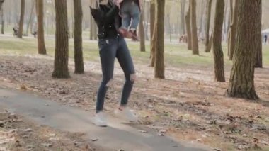 Mutlu anne ve kız vardır yürüyüş içinde the Park.