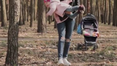 Mutlu anne ve kız vardır yürüyüş içinde the Park.
