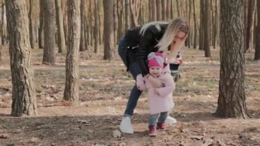 Mutlu anne ve kız vardır yürüyüş içinde the Park.