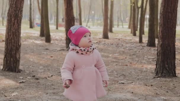 Mooie kleine meisje lopen alleen in het bos. — Stockvideo