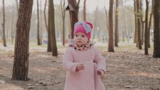 Красивая маленькая девочка, гуляющая одна в лесу . — стоковое видео