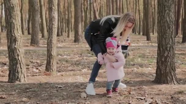 Gelukkige moeder en dochter lopen in het Park. — Stockvideo