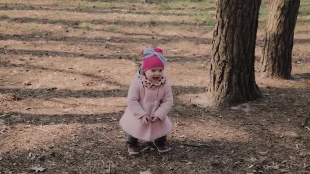 Vacker liten flicka som går ensam i skogen. — Stockvideo