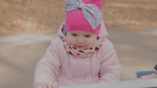 公園のベンチに小さな娘と幸せな母親. — ストック動画
