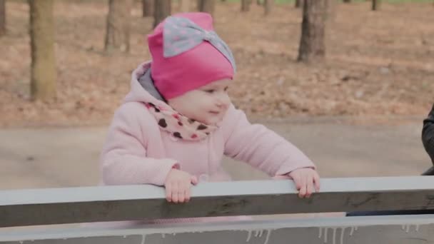 Madre felice con la figlioletta su una panchina nel parco . — Video Stock