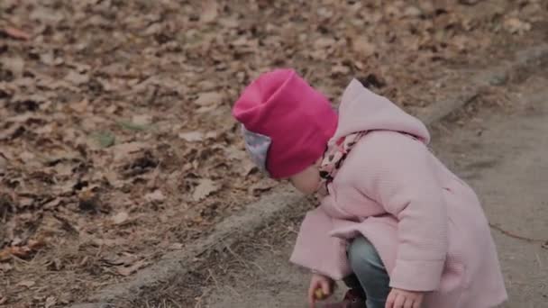 Schönes kleines Mädchen spaziert allein im Park. — Stockvideo