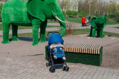 Bebek arabasında oturan küçük güzel kız.