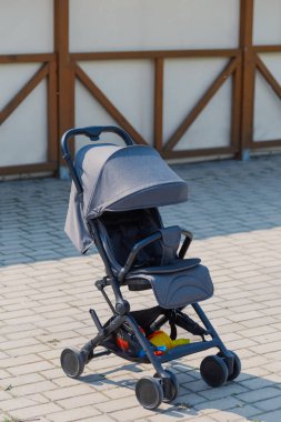 Parkta güzel bebek arabası. Yeni tasarım.