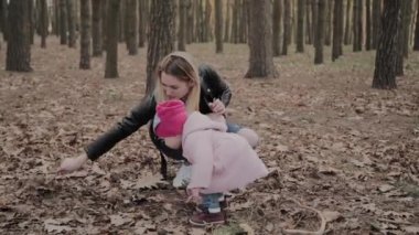 Mutlu anne ve kız vardır yürüyüş içinde the Park.