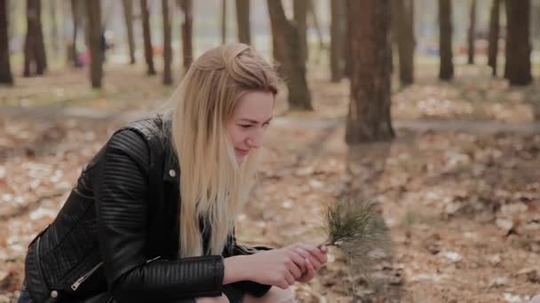 Felice mamma e figlia sono a piedi nel parco . — Video Stock