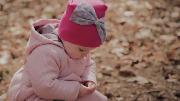 Schönes kleines Mädchen, das allein im Wald spaziert. — Stockvideo