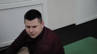 Kilolu bir yetişkin adam spor salonunda bir basın trenler