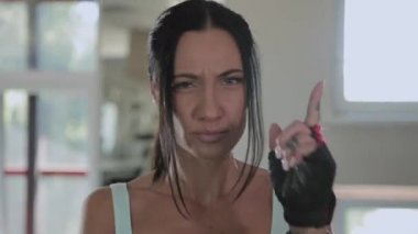 Fitness kız spor salonunda dans ısınma.