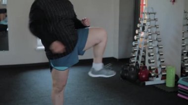 Kilolu yetişkin adam spor salonunda ısınma.