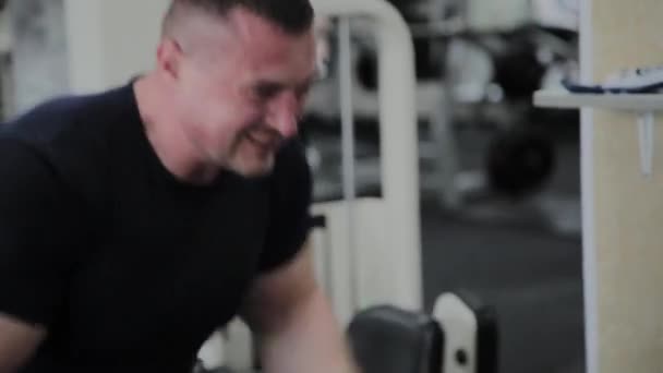 Αθλητής κάνει βαρύ σχοινιού κατάρτιση στο γυμναστήριο — Αρχείο Βίντεο