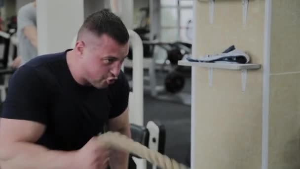 Deportista haciendo entrenamiento de cuerda pesada en el gimnasio — Vídeo de stock