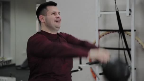 Мужчина с избыточным весом упражнения с весом в тренажерном зале . — стоковое видео