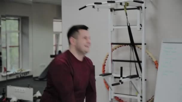 Мужчина с избыточным весом упражнения с весом в тренажерном зале . — стоковое видео