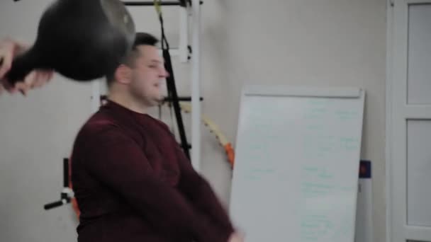 Volwassen twee mannen trainen met gewichten in de sportschool. — Stockvideo