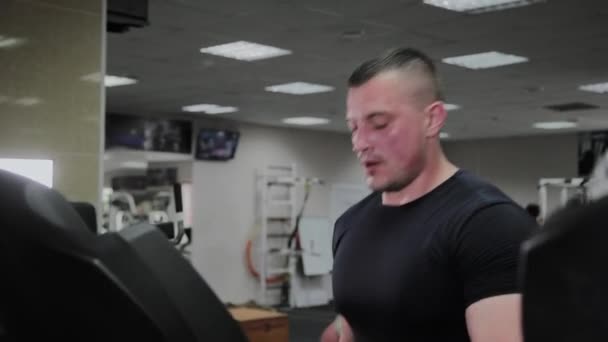 Trained man on a treadmill in a gym. — Stock Video