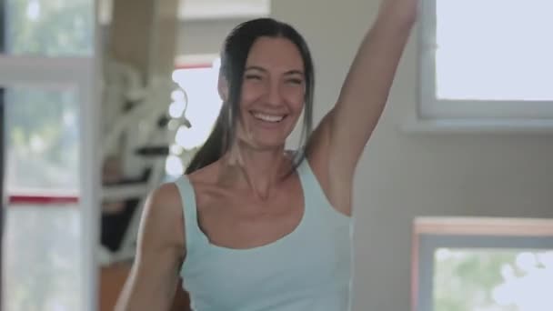 Fitness Girl zahřívat tanec v tělocvičně. — Stock video