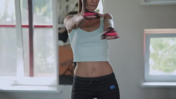 Chica fitness calentando bailando en el gimnasio . — Vídeos de Stock