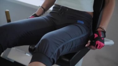 Güzel aktif kadın spor salonunda spor salonunda bacaklar sallar.