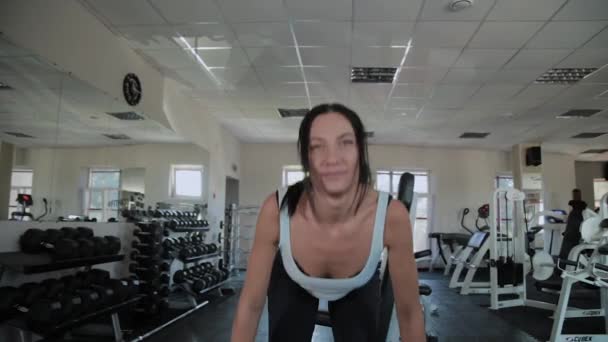 아름다운 운동 여자는 체육관에서 데드 리프트를 수행. — 비디오
