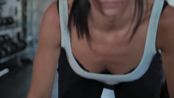 Bella donna atletica esegue deadlift in palestra . — Video Stock