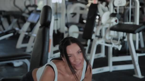 美しい運動女性は、ジムでデッドリフトを行います. — ストック動画