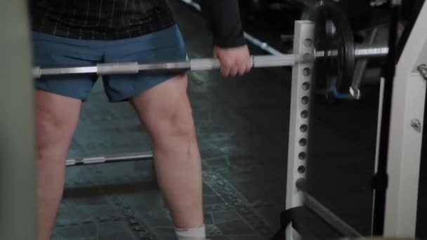 Dospělý muž s nadváhou provádí v tělocvičně. — Stock video