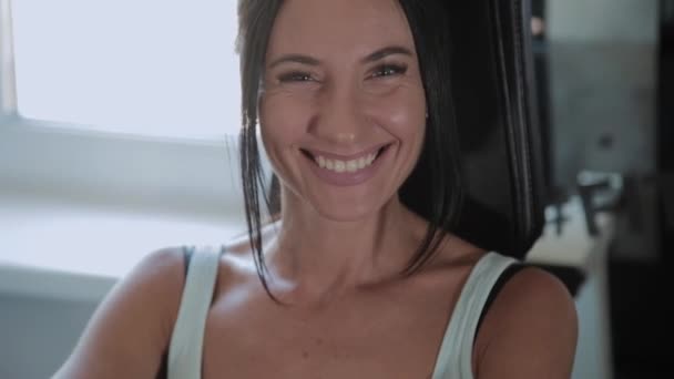Atletisk vacker kvinna utför på Simulator benet förlängning. — Stockvideo