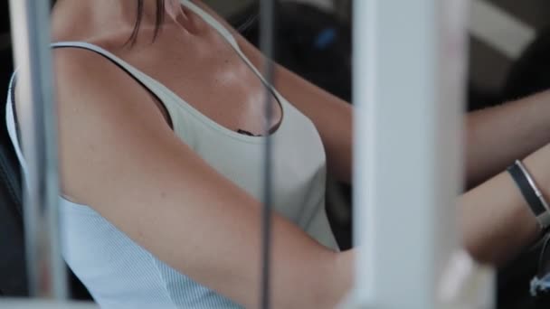 Athletic piękna kobieta wykonuje na przedłużenie nogi symulatora. — Wideo stockowe