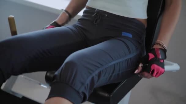 Mooie actieve vrouw schudt benen op de sportschool in de sportschool. — Stockvideo