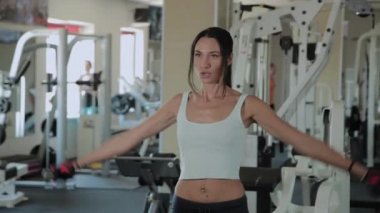 Güzel atletik kadın ayakta bir halter yapıyor.