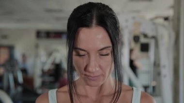 Güzel atletik kadın ayakta bir halter yapıyor.