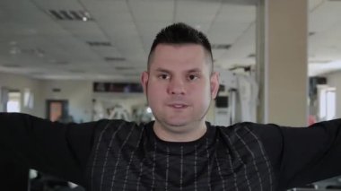 Kilolu yetişkin adam halter ile üreme gerçekleştirir.