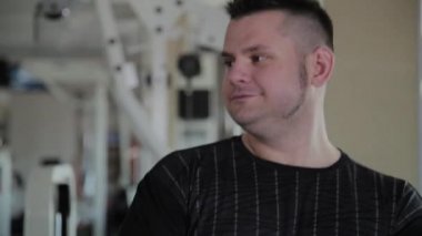 Yetişkin kilolu adam ve güzel kadın spor salonunda barbells ile dans.