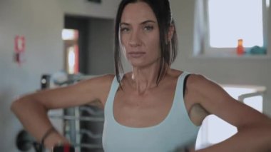 Güzel atletik kadın spor salonunda çene bir asansör gerçekleştirir.
