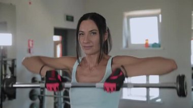 Güzel atletik kadın spor salonunda çene bir asansör gerçekleştirir.