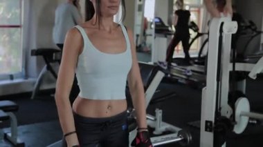 Güzel atletik kadın spor salonunda çene bir asansör gerçekleştirir.