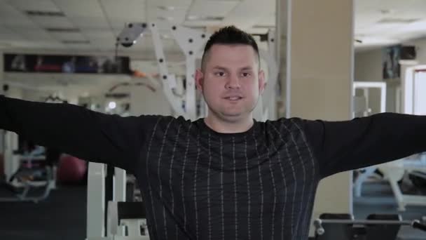 Volwassen man met overgewicht voert fokken met dumbbells. — Stockvideo