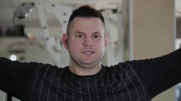 과체중 성인 남자는 아령으로 번식을 수행. — 비디오