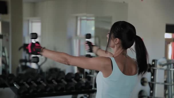 Belle femme athlétique faisant un haltère debout . — Video