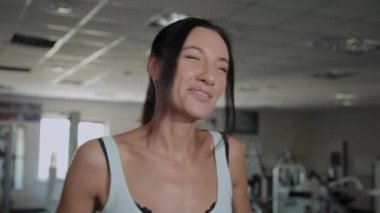 Güzel atletik mutlu kadın spor salonunda koşu bandı üzerinde trenler.