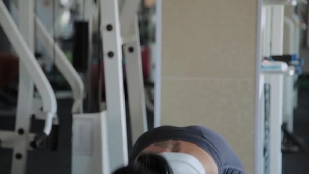 Jeune belle femme effectue hyperextension dans la salle de gym . — Video