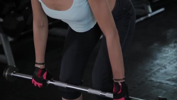 Hermosa mujer atlética realiza deadlift en el gimnasio . — Vídeos de Stock