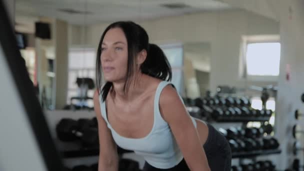 Mooie atletische vrouw voert Deadlift in de sportschool. — Stockvideo