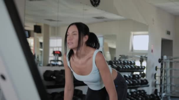 Hermosa mujer atlética realiza deadlift en el gimnasio . — Vídeo de stock