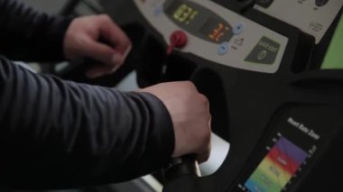 Spor salonunda koşu bandı üzerinde Yetişkin kilolu adam.